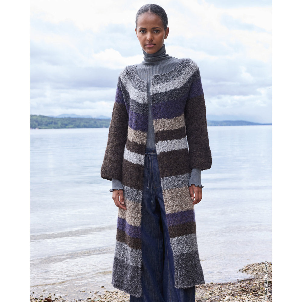 Lana Grossa Filati Journal No. 72 model 45 - lang grijs gestreept mouwloos vest, gedragen