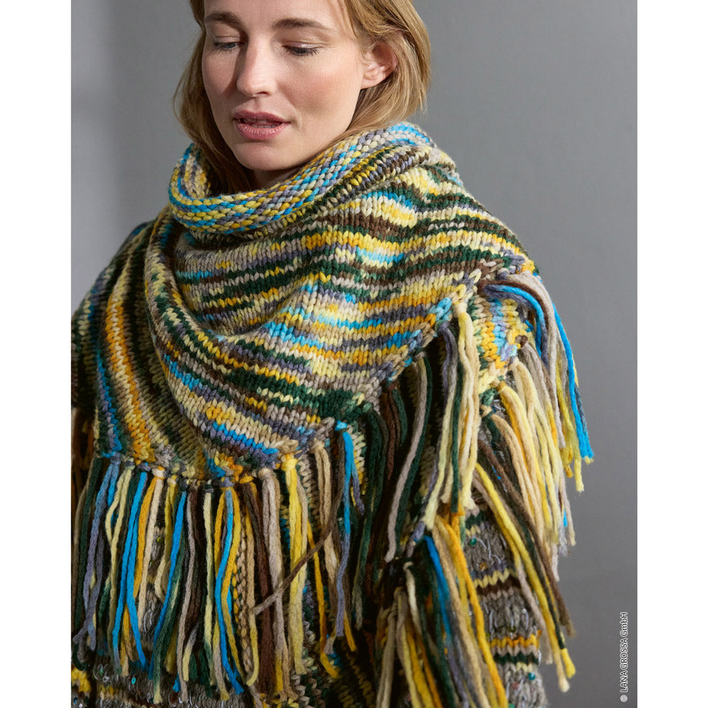 Lana Grossa Filati Journal No. 72 model 56 - multicolor omslagdoek met franjes, gedragen
