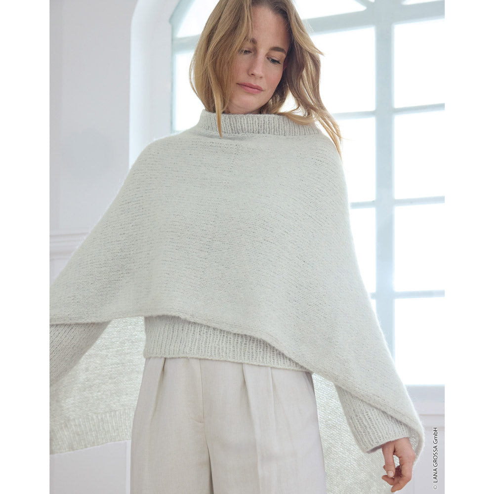 Lana Grossa Filati Journal No. 72 model 5 - lichtgrijze poncho, gedragen