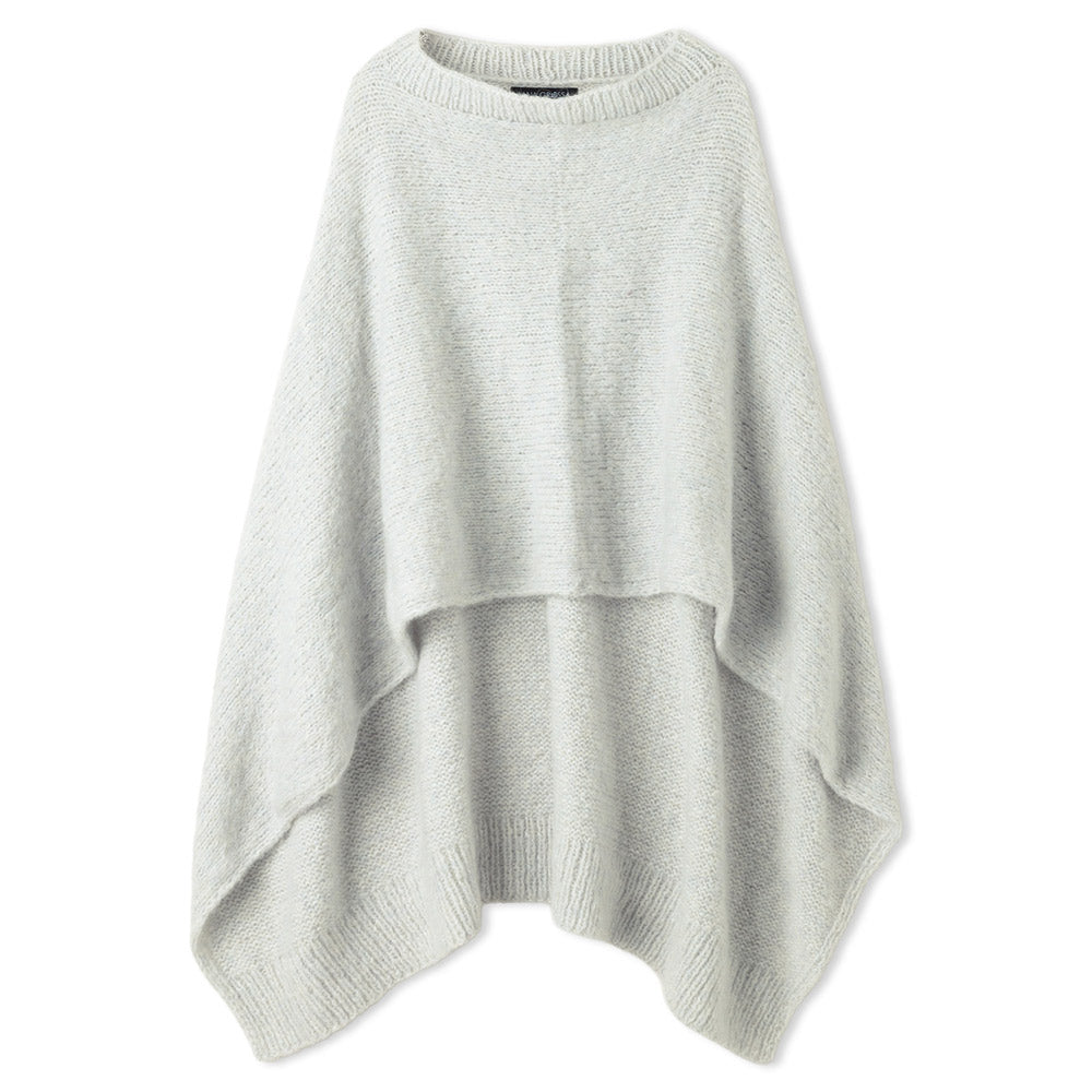 Lana Grossa Filati Journal No. 72 model 5 - lichtgrijze poncho, vrijstaand model