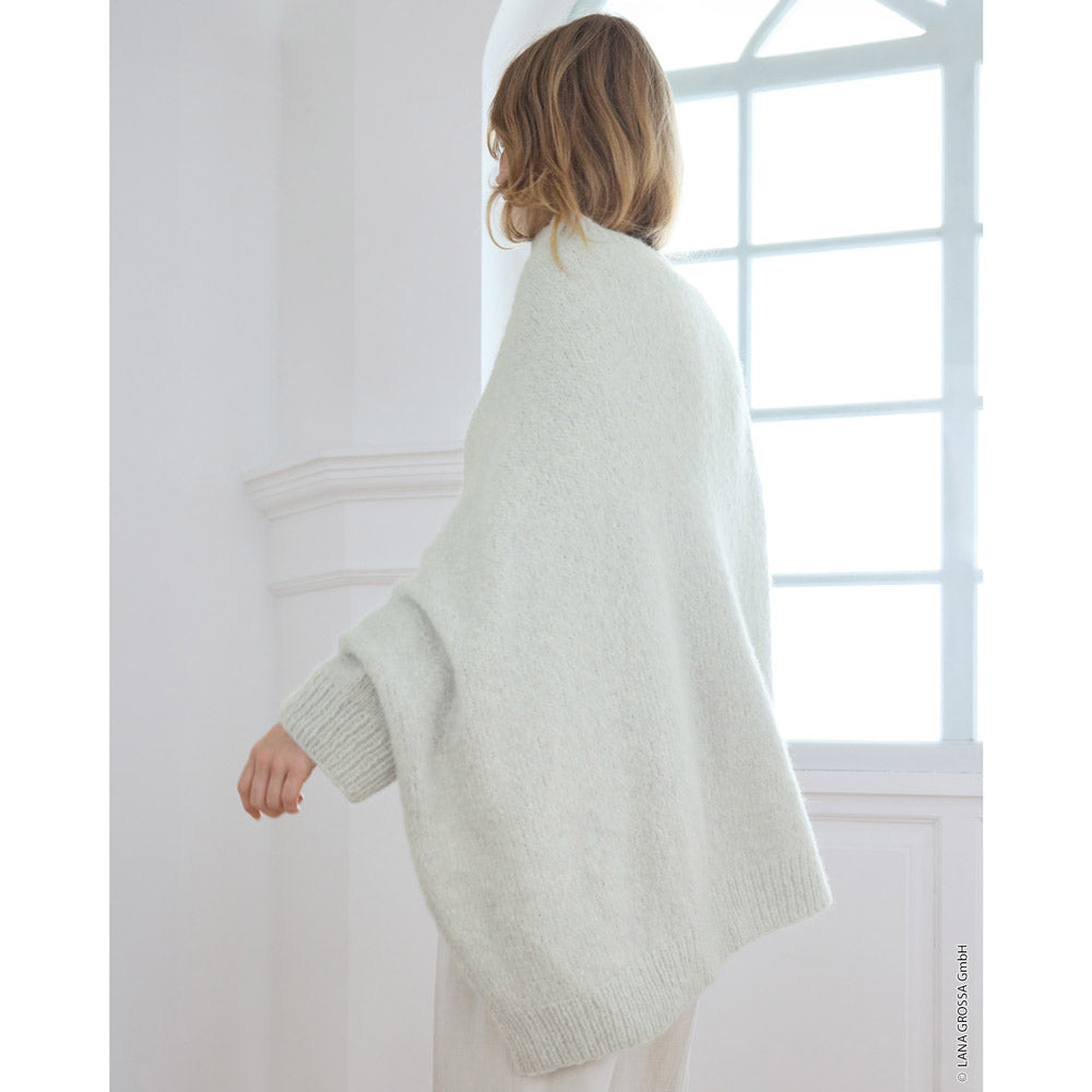 Lana Grossa Filati Journal No. 72 model 5 - lichtgrijze poncho, detail en pasvorm