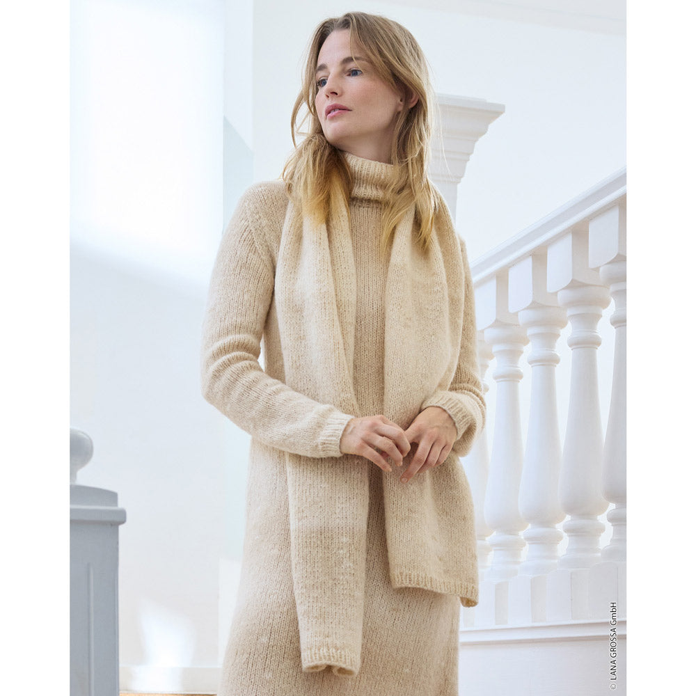 Lana Grossa Filati Journal No. 72 model 7 - lange beige sjaal, gedragen