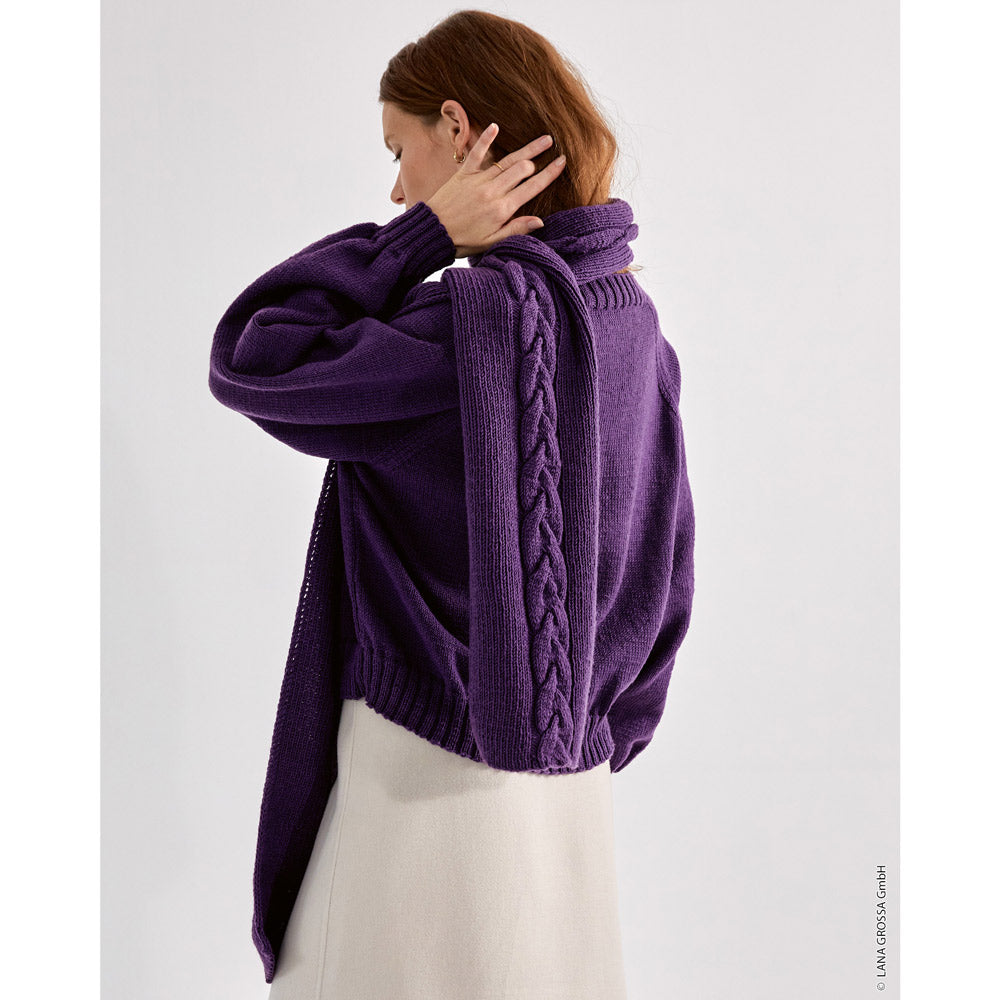 model met een paarse gebreide sjaal en trui - inspiratie voor Lana Grossa Cool Wool 590 Naturel - Lana Grossa Cool Wool 2010 Licht Rozenhout