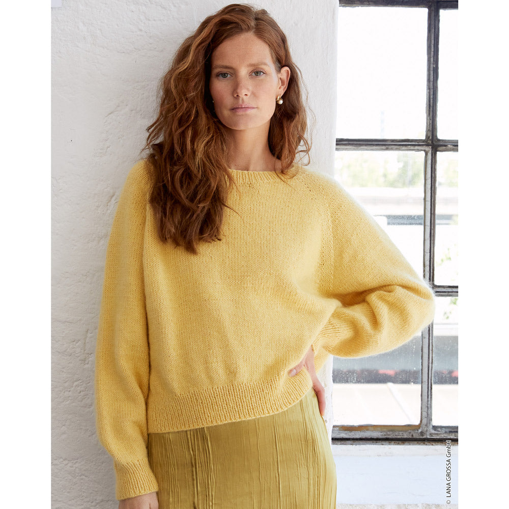model in een gele gebreide trui met losse pasvorm - inspiratie voor Lana Grossa Cool Wool 590 Naturel - Lana Grossa Cool Wool 2010 Licht Rozenhout