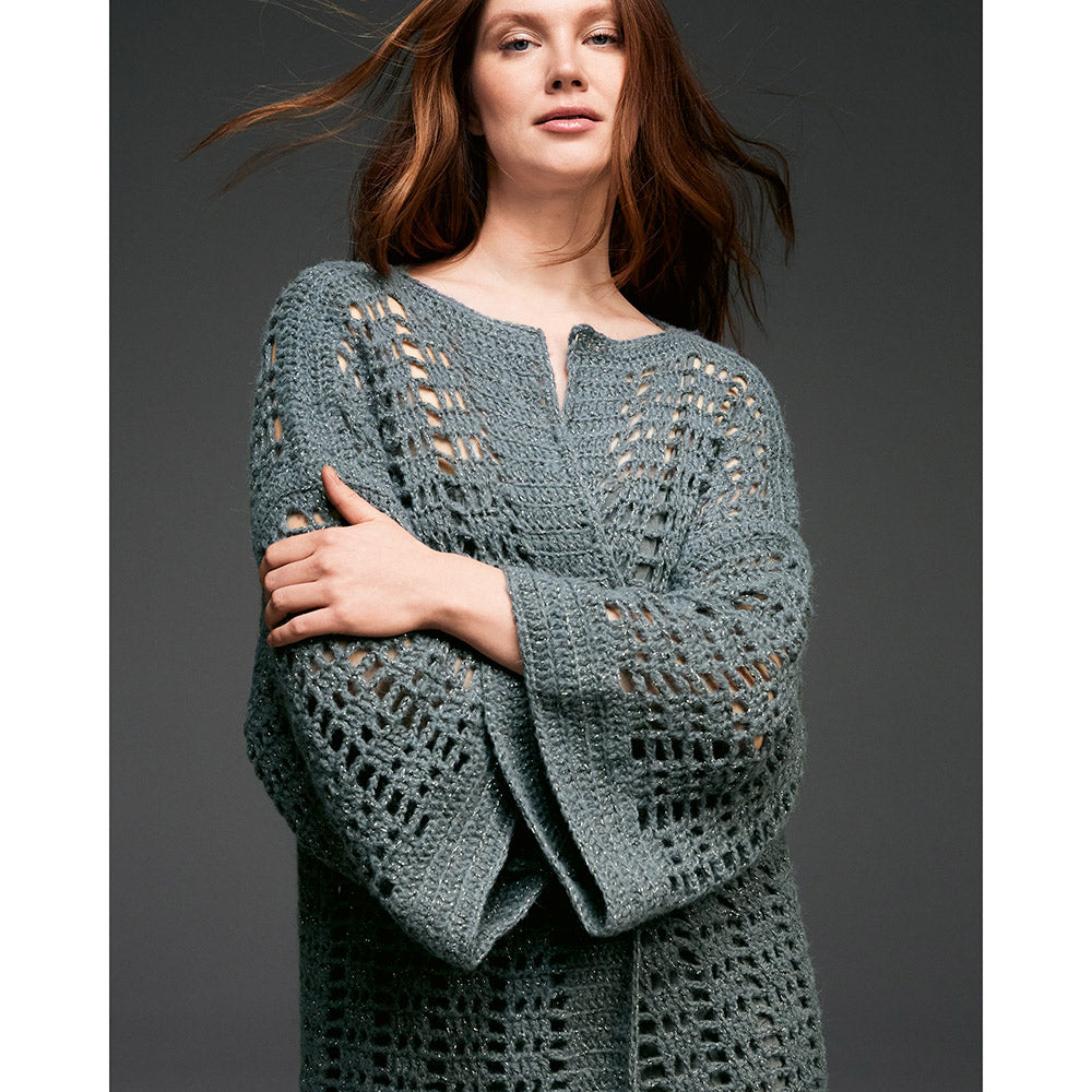 Lana Grossa Brillino sfeerfoto - close-up van vrouw in grijze gebreide poncho met subtiele glans