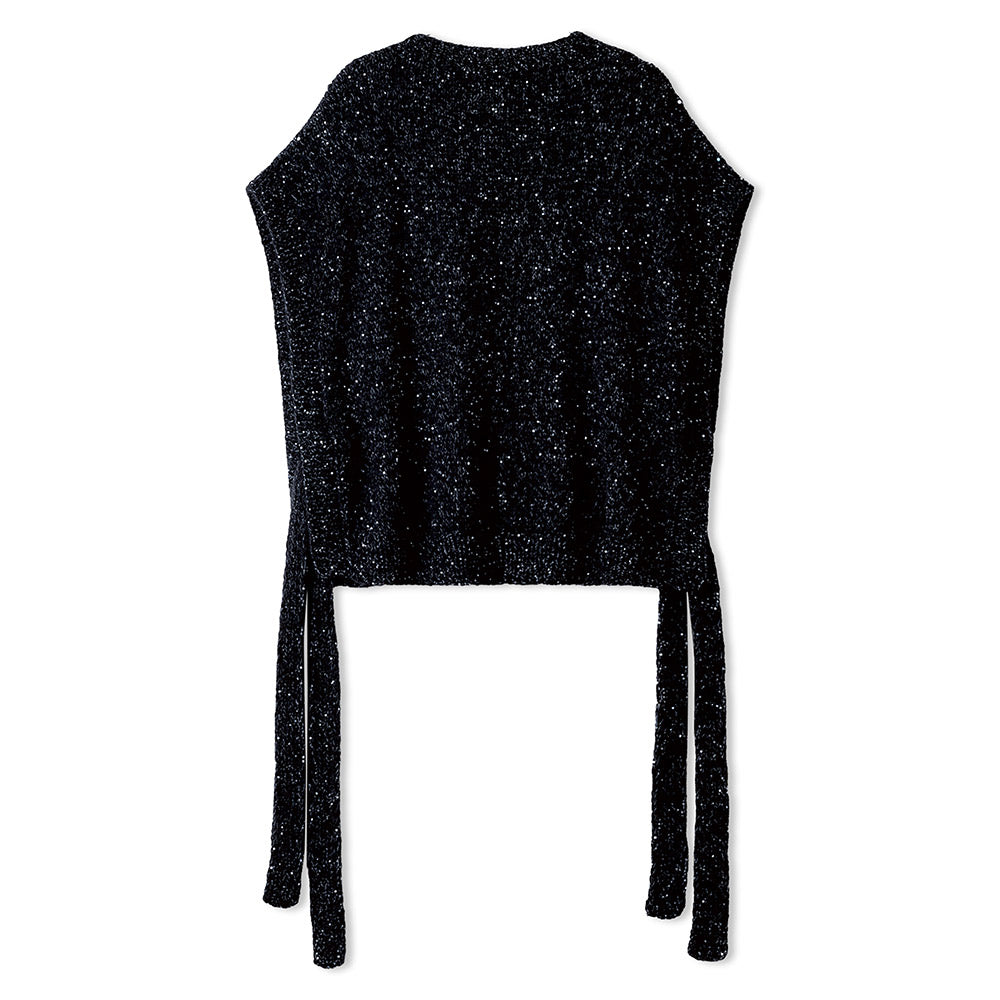 Lana Grossa Glamour 018 Goudgeel sfeerfoto - zijaanzicht van een gebreide slipover met bindceintuur en subtiele glitterdetails