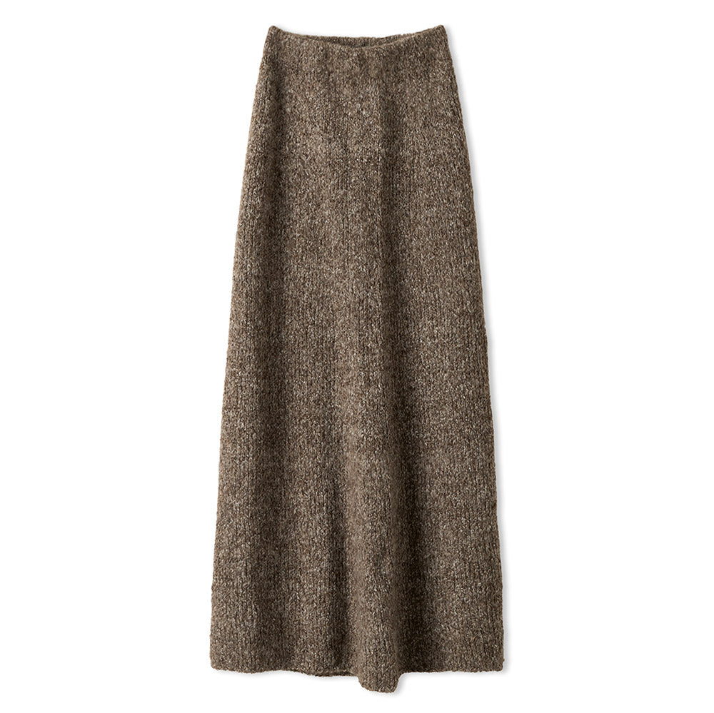 Sfeerinspiratie bij Lana Grossa Milano 016 Violet gemêleerd - vrouw met een bruine gebreide omslagdoek