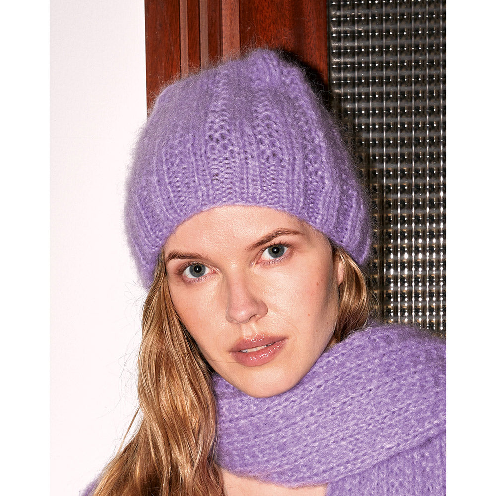 Sfeerfoto van een gebreid damesmodel uit Lana Grossa collectie, model 51, beeld 1 - sfeerbeeld bij Lana Grossa Mohair Di Gio 024 Camel - Lana Grossa Mohair Di Gio 017 Violet