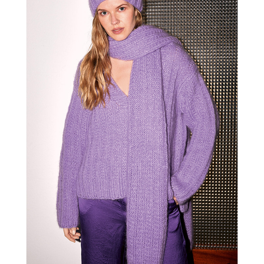 Sfeerfoto van een gebreid damesmodel uit Lana Grossa collectie, model 52, beeld 1 - sfeerbeeld bij Lana Grossa Mohair Di Gio 024 Camel - Lana Grossa Mohair Di Gio 017 Violet