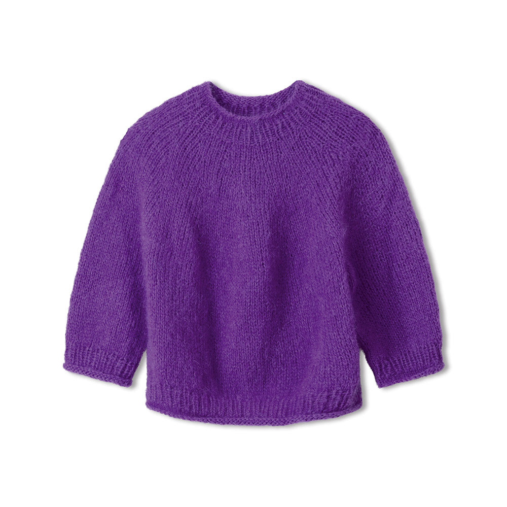 Sfeerfoto van een gebreid damesmodel uit Lana Grossa collectie, model 53, beeld 2 - sfeerbeeld bij Lana Grossa Mohair Di Gio 024 Camel - Lana Grossa Mohair Di Gio 017 Violet