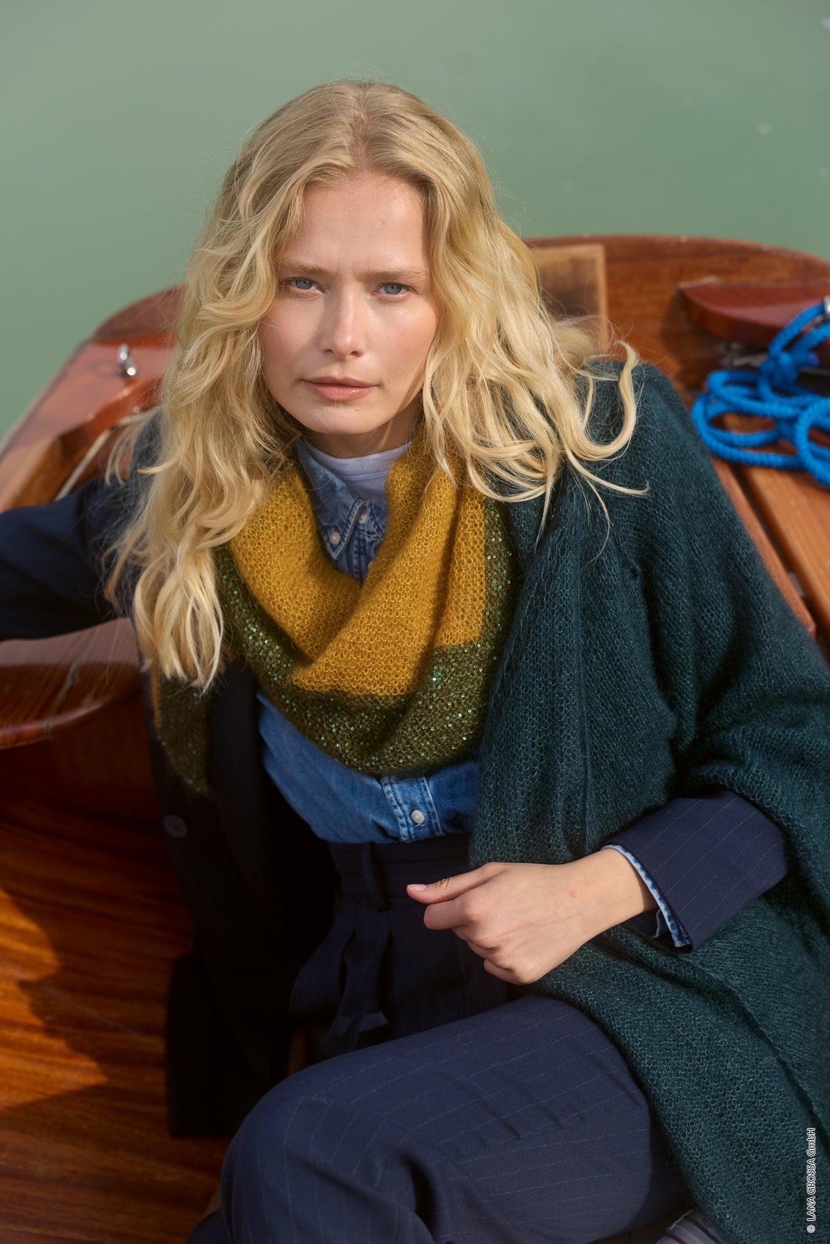 Lana Grossa Doeken & Co Nr. 10 model 11 - vrouw in boot met groen-oker omslagdoek - Silkhair en Glamour