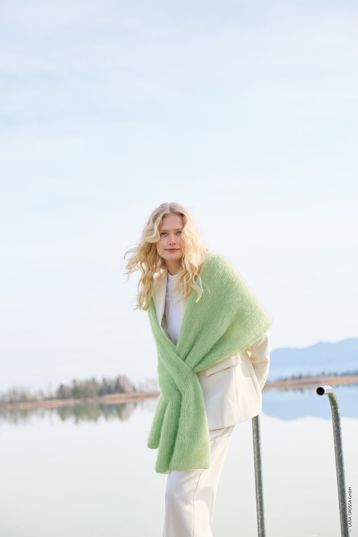 Lana Grossa Doeken & Co Nr. 10 model 16 - vrouw aan het water met lichtgroene sjaal - Silkhair