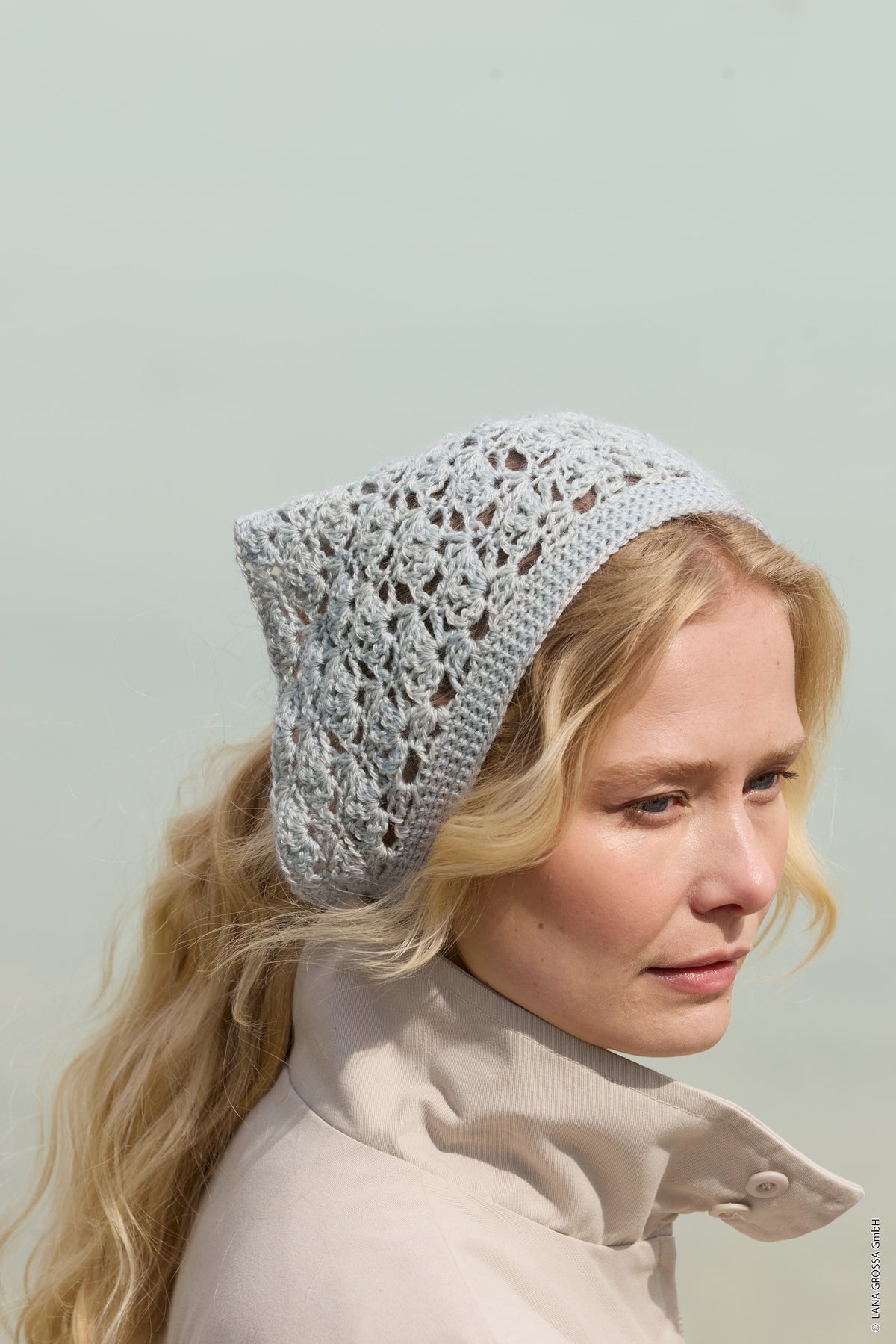Lana Grossa Doeken & Co Nr. 10 model 19 - zijportret van vrouw met lichtgrijze gebreide hoofddoek - Brigitte Silkdream
