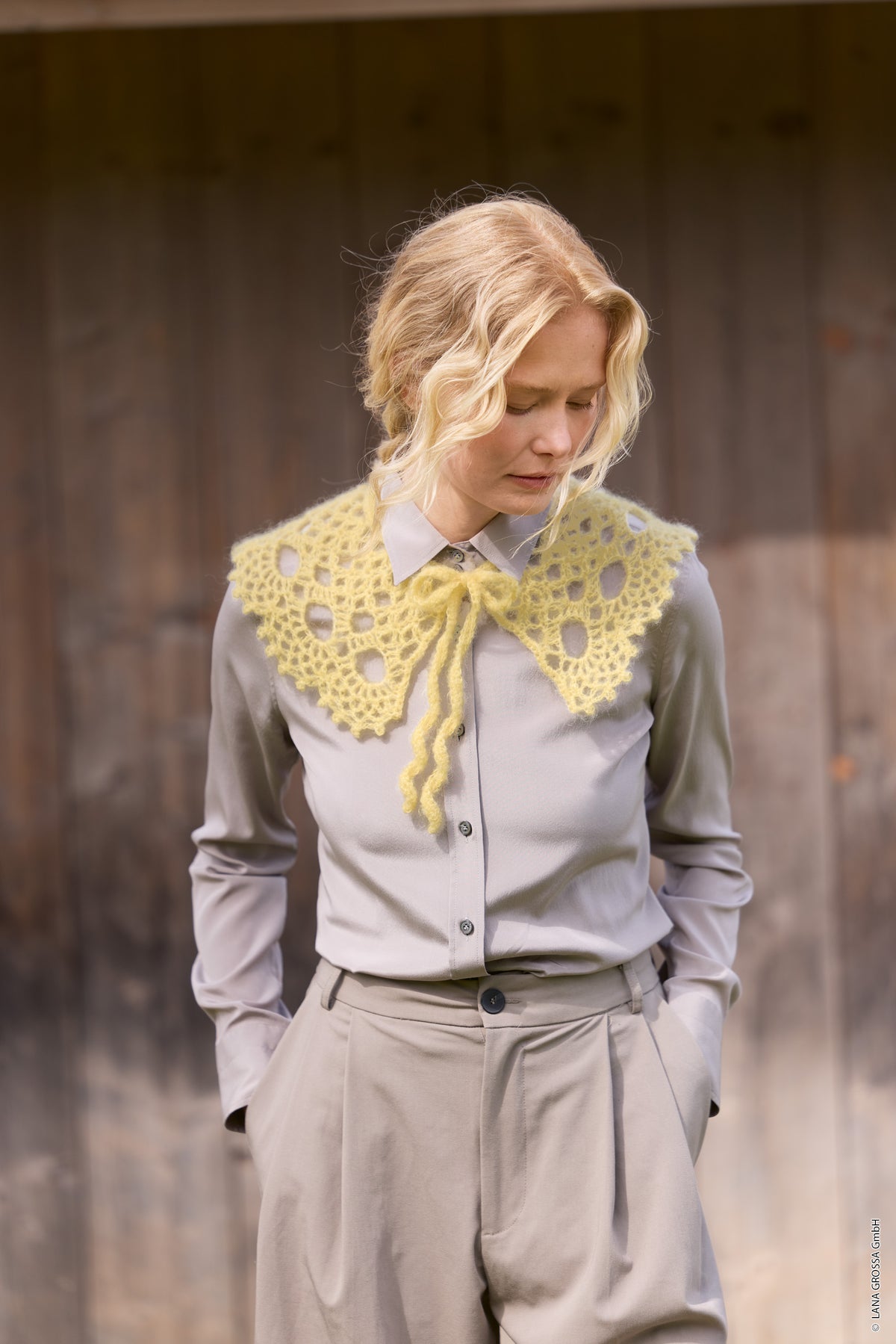 Lana Grossa Doeken & Co Nr. 10 model 26 - vrouw met gele gehaakte kraag over een blouse - Filo di Gio