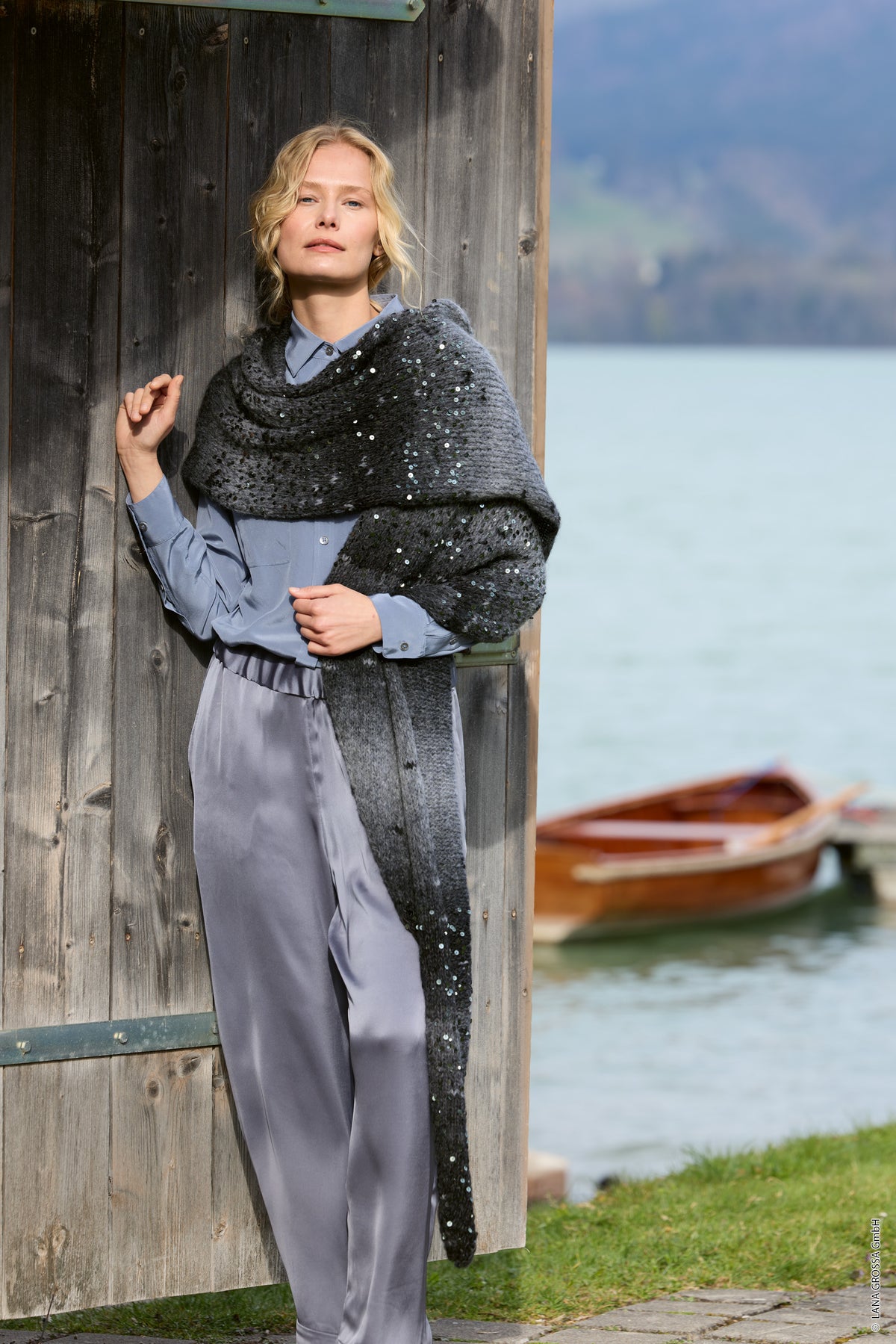 Lana Grossa Doeken & Co Nr. 10 model 27 - vrouw met donkere glanzende stola - Ecopuno Sfumato en Cosmo