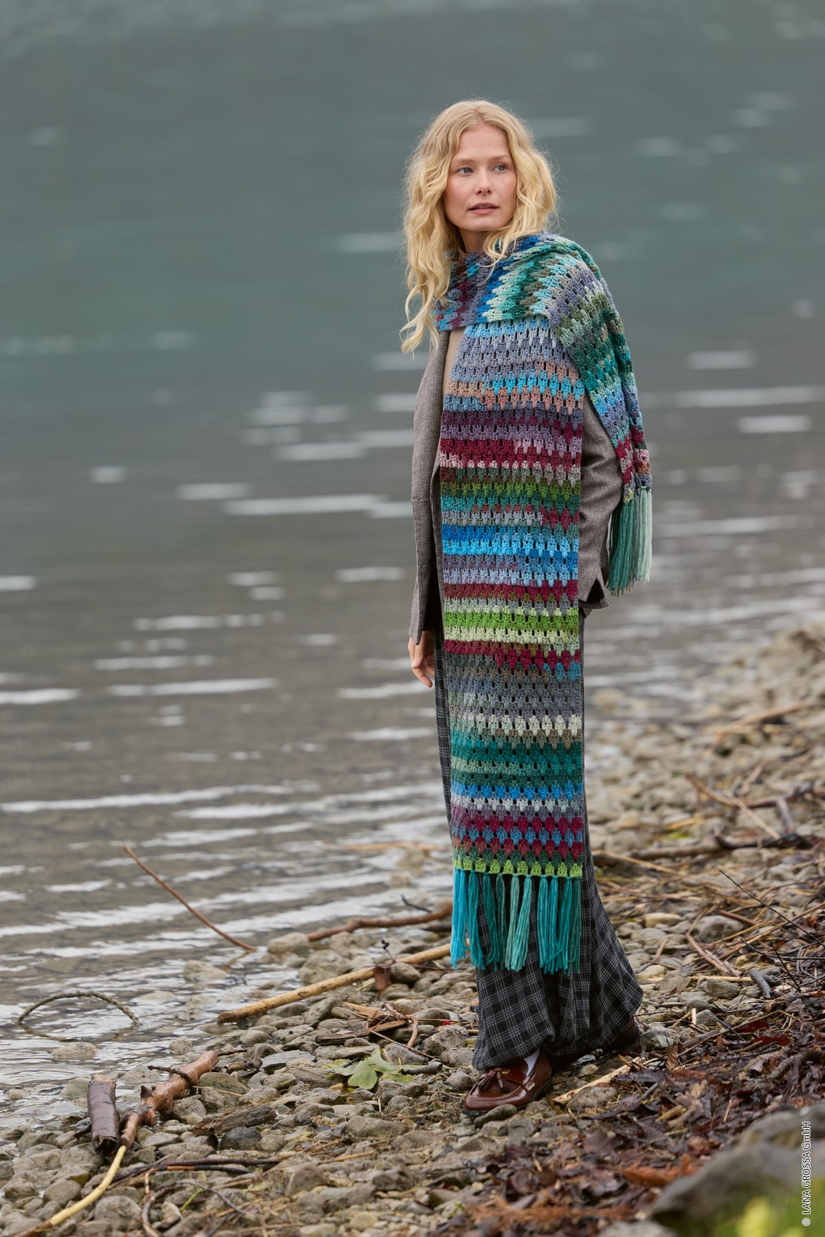 Lana Grossa Doeken & Co Nr. 10 model 2 - vrouw aan het water met lange meerkleurige stola - Farfalla