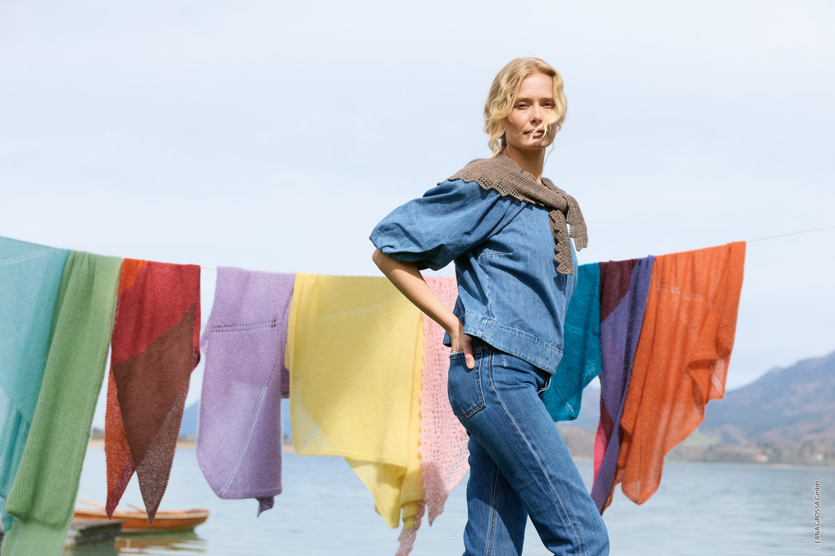 Lana Grossa Doeken & Co Nr. 10 model 30 - vrouw in blauwe outfit voor een lijn met kleurrijke doeken - Brigitte Silkdream