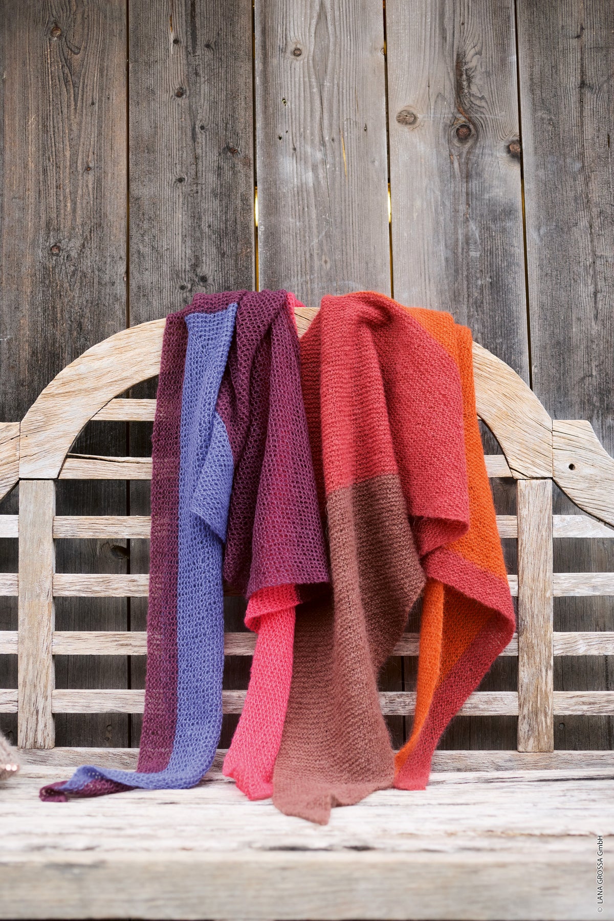 Lana Grossa Doeken & Co Nr. 10 model 9 - verschillende rood, paars en oranje gekleurde doeken gedrapeerd op een stoel - Setasuri of Soffio