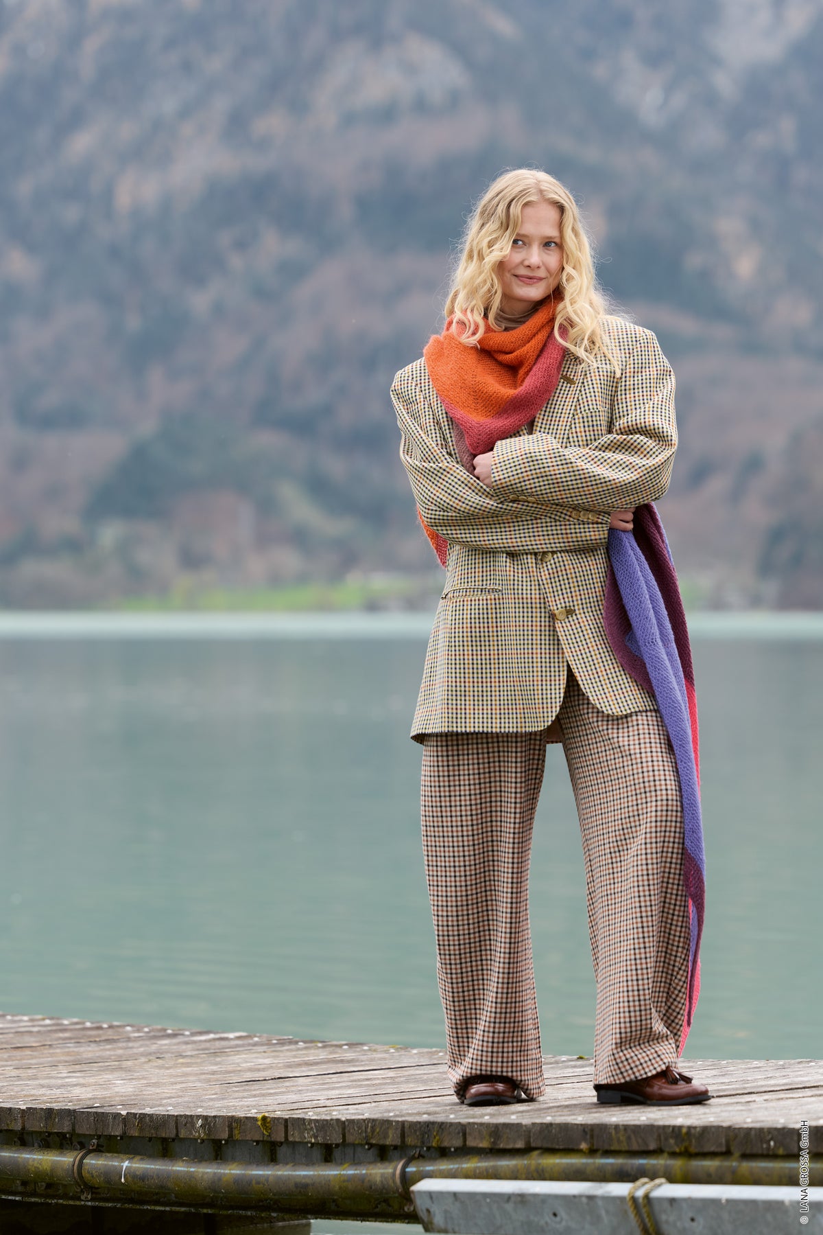 Lana Grossa Doeken & Co Nr. 10 model 9 - vrouw met rood-oranje omslagdoek om de schouders - Setasuri of Soffio