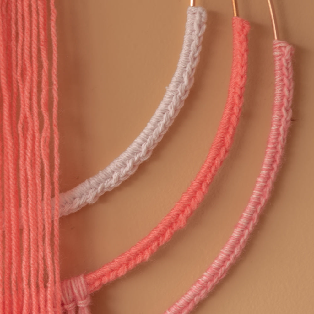 Wrapped up wall hanging — gemaakt met Macramé Patroon Yarn and Colors Wrapped up Wall Hanging (3)