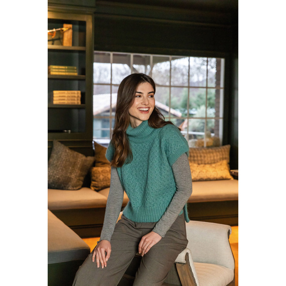 Katia Soft Gratte 063 Ivoor - Inspiratiefoto uit Katia The Essentials met een kledingstuk gemaakt van Katia Soft Gratté - getoond bij Katia Soft Gratte 089 Licht Mauvé