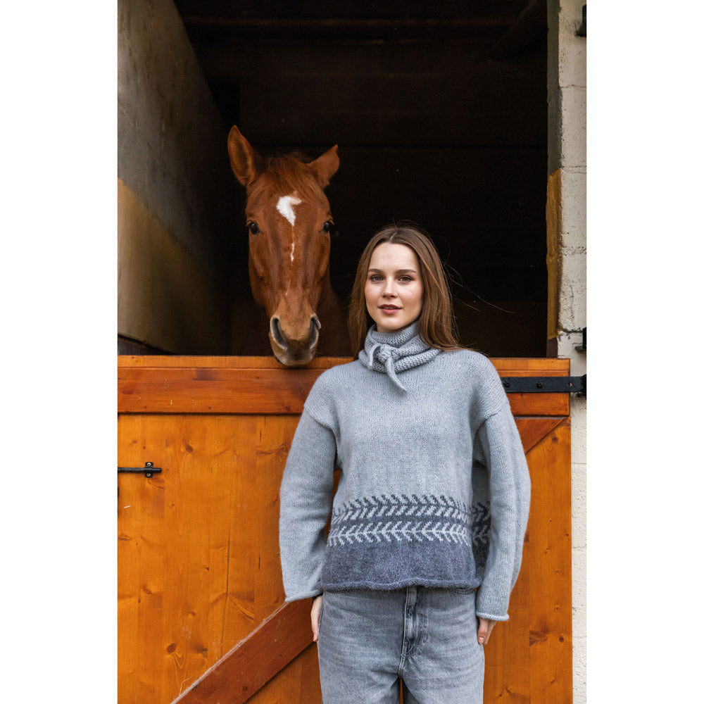 Katia Soft Gratte 063 Ivoor - Gebreid damesmodel met de zachte harige structuur van Katia Soft Gratté - getoond bij Katia Soft Gratte 089 Licht Mauvé
