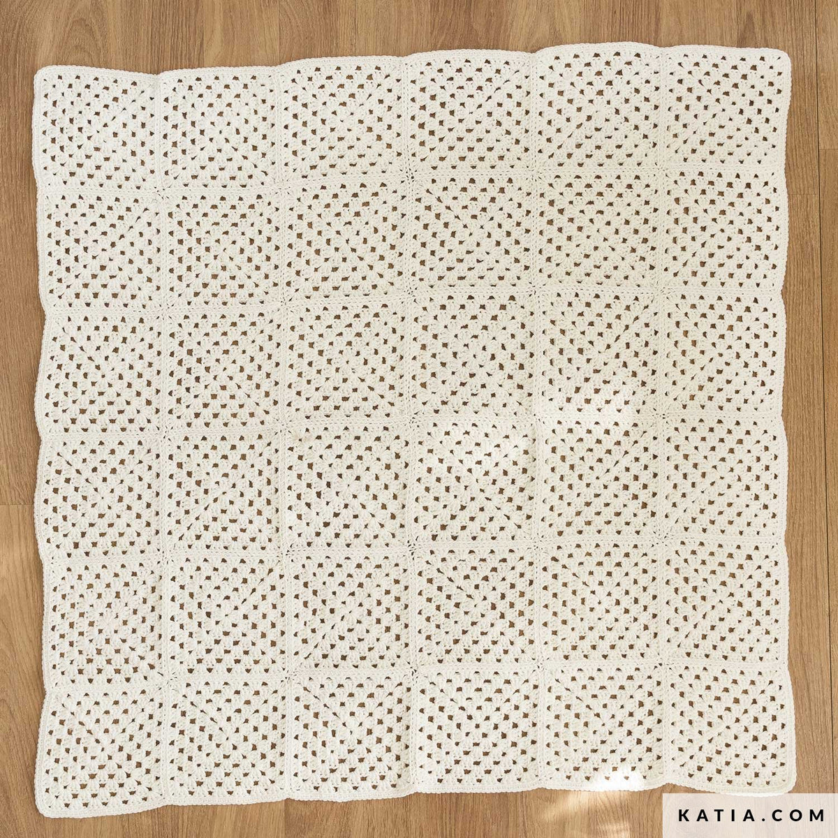 Volledige ecru Katia The Basic babydeken met granny square patroon