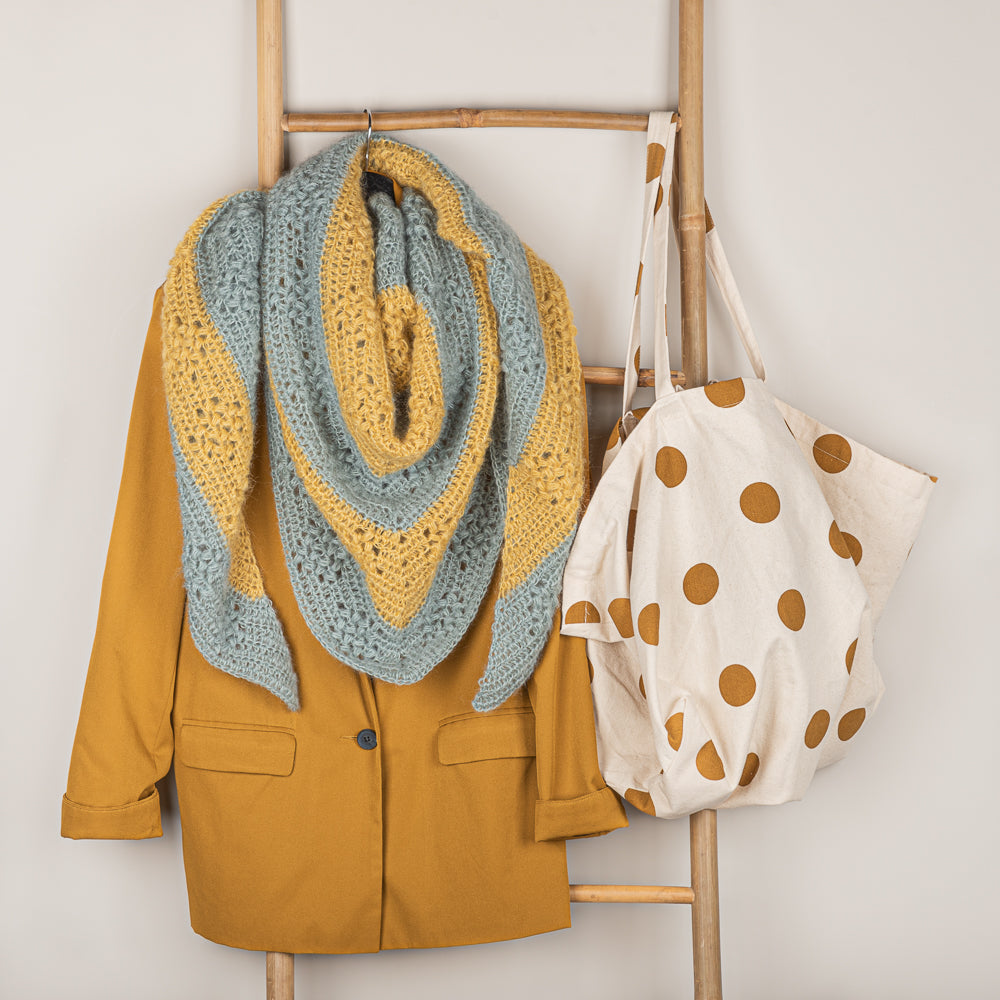 Elegant diamond bobble shawl — gemaakt met Yarn and Colors Elegant Diamond Bobble Shawl Haakpakket (2)