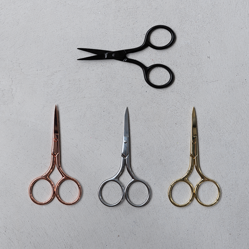 Essential scissor — gemaakt met Yarn and Colors Essentiele Schaar Rosé