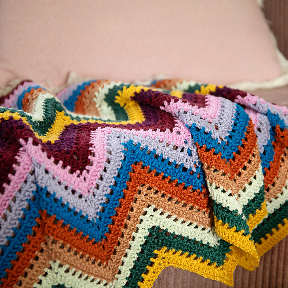10 Kleuren Zigzag Deken Haakpakket Nieuwe Kleuren - sfeerbeeld van de kleurrijke woondeken