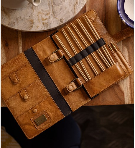 MUUD Carita E - Whiskey Handgemaakt leren etui small 21 x 12 cm