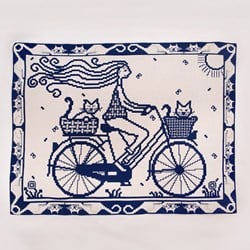 Woman with Cats Cycling Interlocking Garen- en Haakpakket AdO Crochet