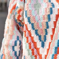 Kleurrijke V-hals Sweater Haakpakket