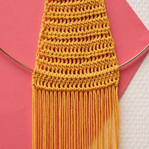 Yarn and Colors Must-Have Triangle Wall Hanging Haakpakket 1-2