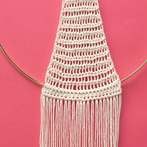 Yarn and Colors Must-Have Triangle Wall Hanging Haakpakket 2-2
