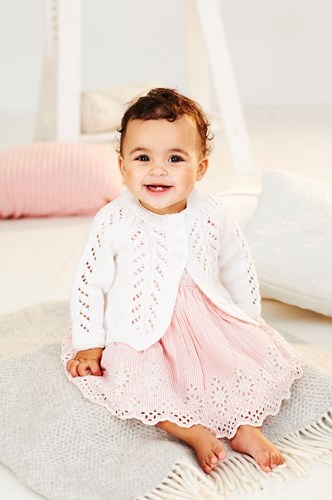 Breipatroon Stylecraft Bambino DK No. 9499 Babytrui en vest-2