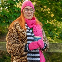 Yarn and Colors Black White and Bright Hat Haakpakket 035 Girly Pink-3