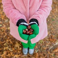 Yarn and Colors Black White and Bright Mittens Haakpakket 035 Girly Pink-3