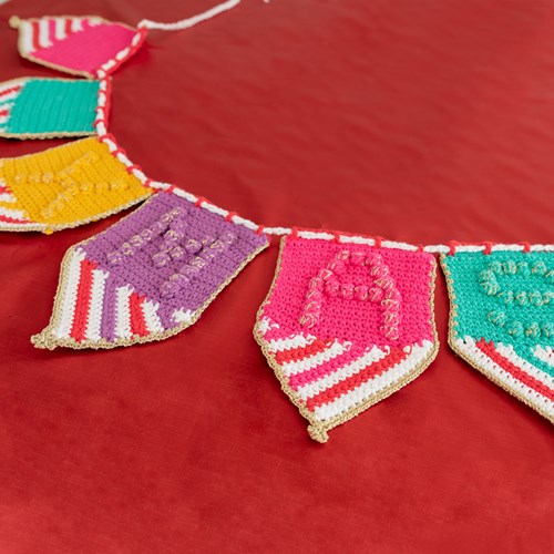 Yarn and Colors Colorful Christmas Bunting Haakpakket 034 Deep Cerise