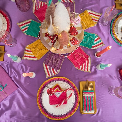 Yarn and Colors Colorful Christmas Bunting Haakpakket 034 Deep Cerise-2