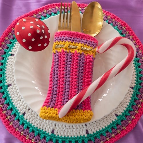 Yarn and Colors Colorful Christmas Cutlery Keeper Haakpakket 034 Deep Cerise-2