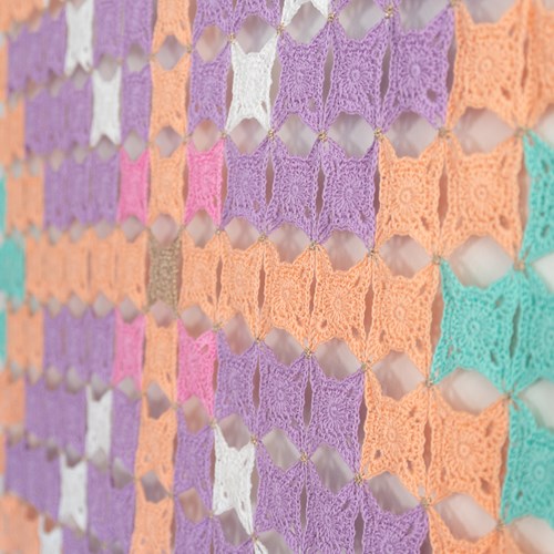 Yarn and Colors Colorful Christmas Wall Hanging Haakpakket 034 Deep Cerise