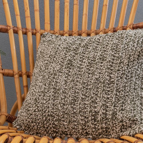 Haakpatroon Yarn and Colors Be Gentle Cushion-2