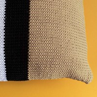 Yarn and Colors Black, White and Bright Comfy Cushion Breipakket 009 Limestone-2