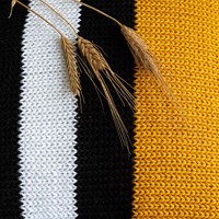 Yarn and Colors Black, White and Bright Comfy Cushion Breipakket 015 Mustard-2