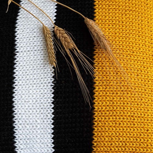 Yarn and Colors Black, White and Bright Comfy Cushion Breipakket 015 Mustard-2