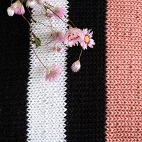 Yarn and Colors Black, White and Bright Comfy Cushion Breipakket 047 Old Pink-2