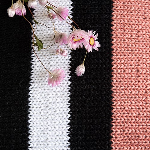 Yarn and Colors Black, White and Bright Comfy Cushion Breipakket 047 Old Pink-2