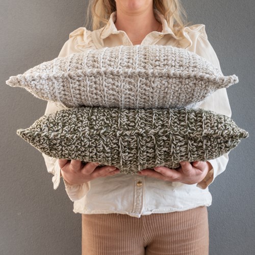 Yarn and Colors Be Gentle Cushion 091 Khaki Haakpakket-2