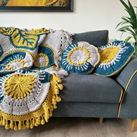 Floral Blooms Cushion 2 Garenpakket - The Queen of Loops-2